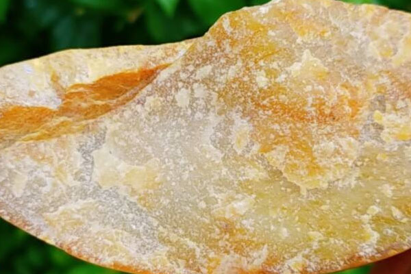 木那黄翡翠原石常见吗？黄翡翠原石皮壳有什么特征？