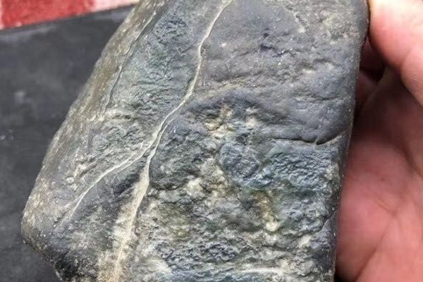 莫西沙场口水泥皮翡翠原石有什么特征？