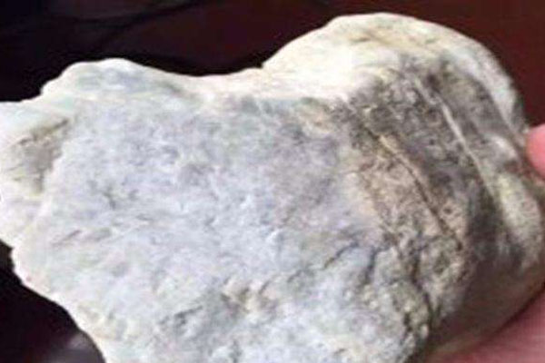 朋友在重庆买了一块木那翡翠原石 怎么辨别真假呢？