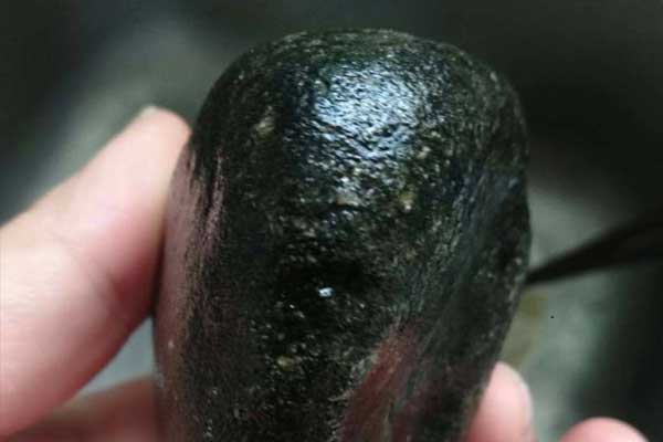 黑沙皮翡翠原石特点特征 黑沙皮翡翠原石分类