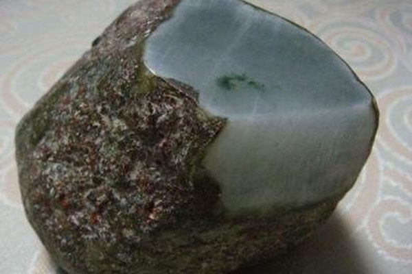 緬甸玉石翡翠原石七大場口 緬甸翡翠原石的特征
