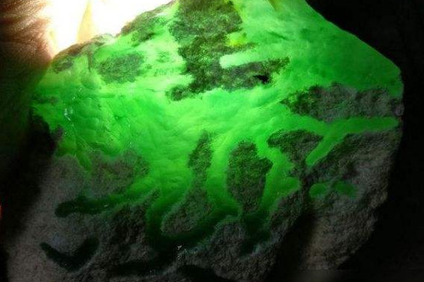 绿色翡翠原石常见有哪几种？过亿的绿色翡翠原石你见过吗？