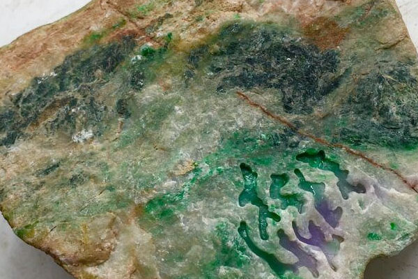 关于木那翡翠原石有绿癣的说法 你真的了解吗？