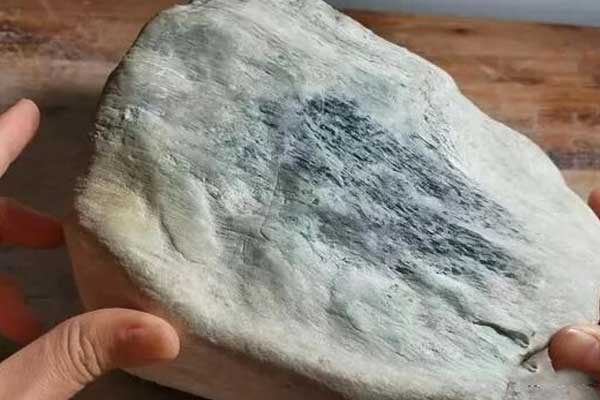 如何刷翡翠原石皮壳 翡翠原石为什么要刷皮？