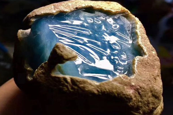 如何去除翡翠原石的皮壳 翡翠原石的皮壳有哪几种？