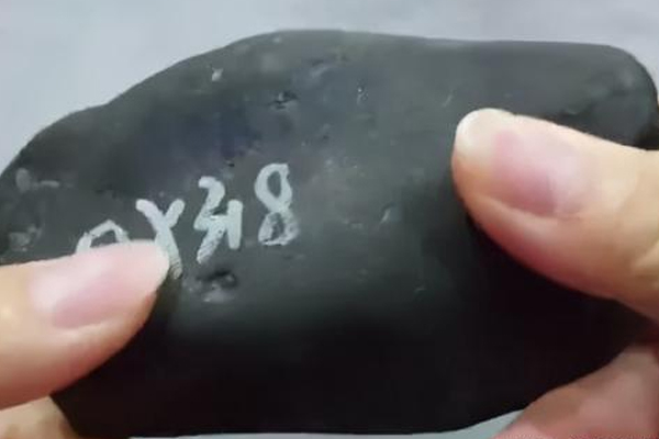 黑翡翠原石价格多少 什么是黑翡翠原石
