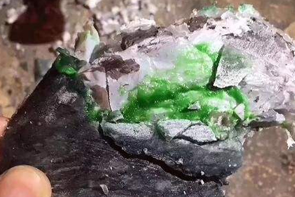 人工造的翡翠原石是怎么样的 如何鉴定翡翠原石真假