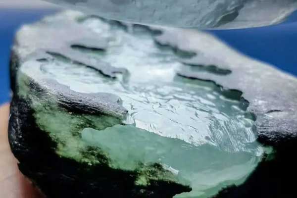 如何看翡翠原石到冰？冰种翡翠原石有什么特征？