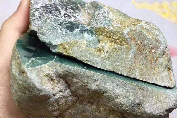 有断口的翡翠原石怎么样 翡翠原石断口也分人工和自然吗