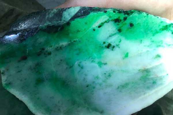 冰阳绿翡翠原石有什么特点