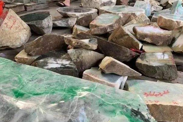 台湾哪有玉器翡翠原石市场 翡翠原石如何看种水的老嫩