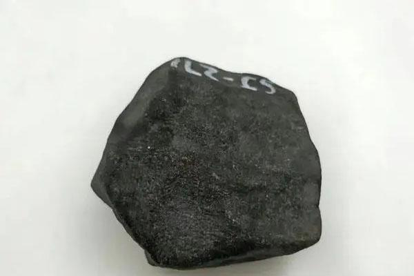 黑乌沙的翡翠原石特点 黑乌沙翡翠原石的详解