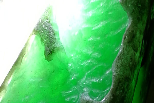 正阳绿翡翠原石如何鉴别 正阳绿翡翠原石怎么分辨真假？