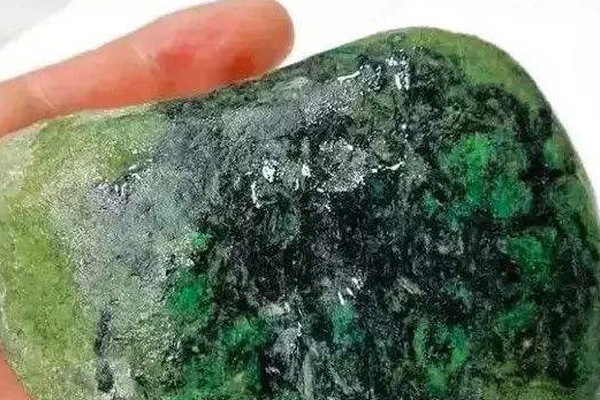 藓加绿翡翠原石价格 翡翠原石癣加绿是什么