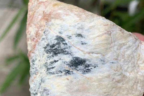 怎样分辨翡翠的原石 怎么看一块石头是不是翡翠原石