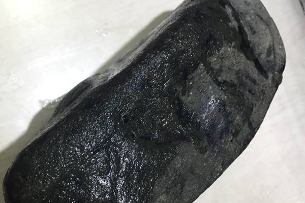 黑皮壳翡翠原石如何看种 怎么看翡翠原石的种水？