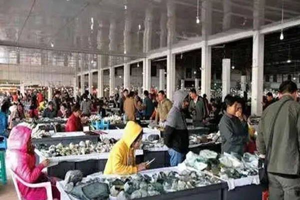 去缅甸哪里可以买到翡翠原石 缅甸翡翠原石市场