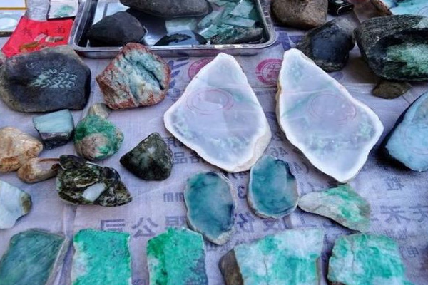 云南翡翠原石市场在哪 冰种翡翠原石价格多少