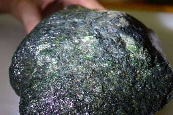 怎样区分翡翠原石的好坏 怎么看翡翠原石的品质？