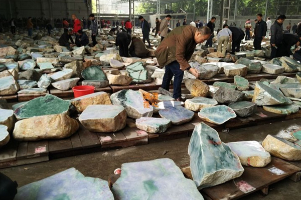 中国哪里有翡翠原石可以买 顶级紫翡翠原石的价格多少