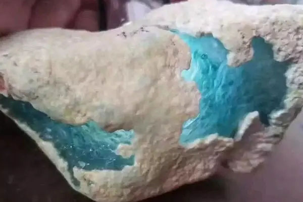 蓝水翡翠原石怎样的 蓝水翡翠原石有价值吗？