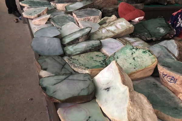 淄博玉器翡翠原石市场在哪 翡翠原石的价格要如何鉴定