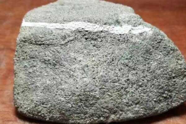 翡翠原石皮壳是如何形成的 翡翠原石皮壳形成所具备什么条件