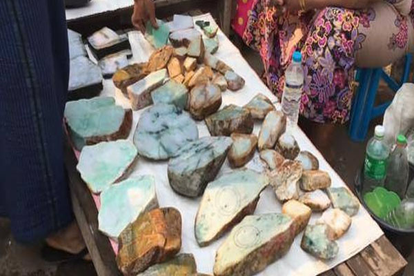 缅甸翡翠玉原石价格 缅甸翡翠原石市场在哪