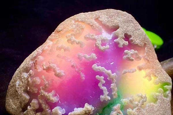 翡翠原石超过3种颜色该怎么称呼 翡翠原石怎么看颜色好坏？