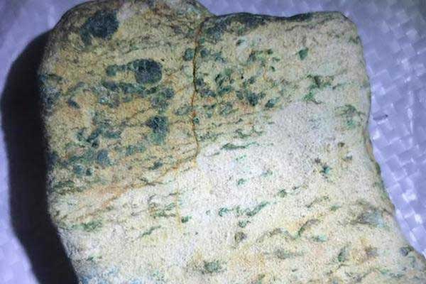 阳绿翡翠原石皮壳特点 出绿的翡翠原石具有什么特征