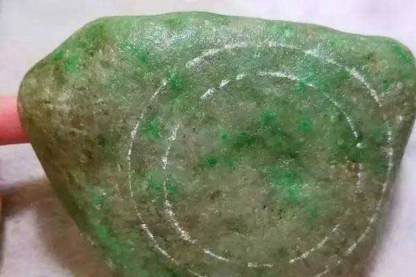 带绿的翡翠原石有什么特点 怎么看翡翠原石的绿色