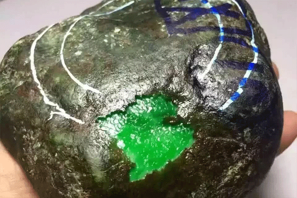 翡翠原石帝王绿皮壳是怎么样的 帝王绿翡翠原石皮壳特点