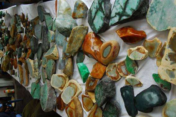 黑龙江翡翠原石市场在哪 翡翠原石的价格一般多少