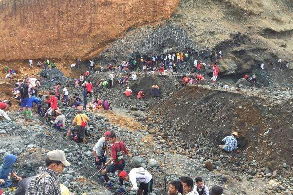 中国在哪里挖翡翠原石 翡翠原石是如何挖掘的