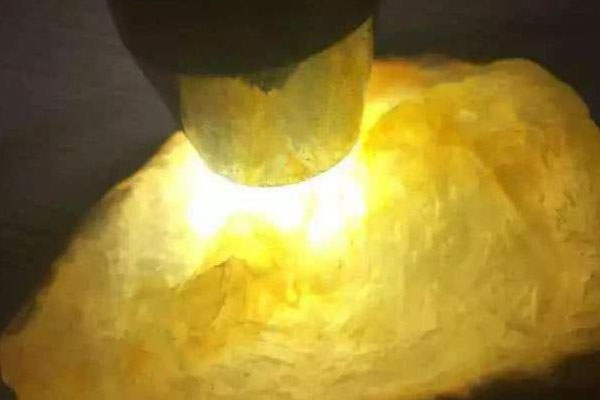 翡翠原石黄翡的打灯表现是怎样 黄翡打灯怎么看