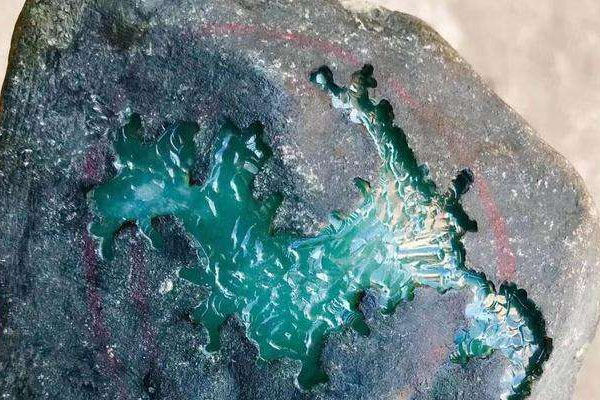 翡翠原石怎么判断是不是透明 怎么看翡翠原石的水头