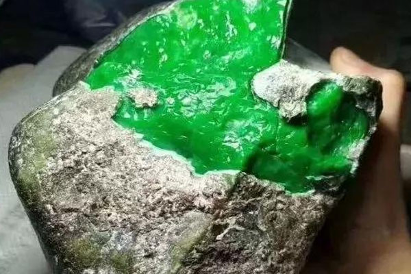 绿皮子翡翠原石属于哪个坑口 绿皮翡翠原石的出自哪里