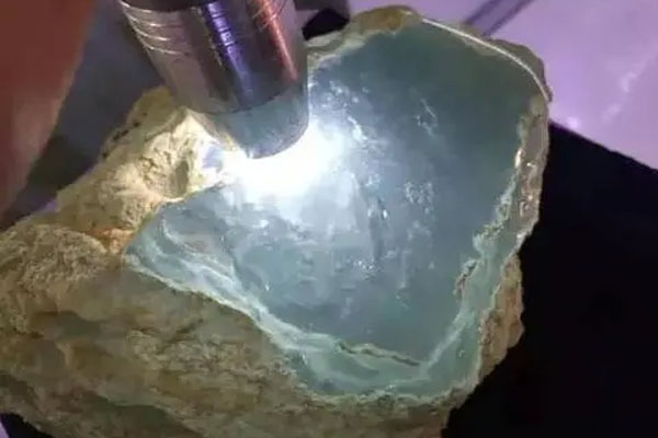 怎么通过原石重量判断翡翠含量 怎么看翡翠原石品质？