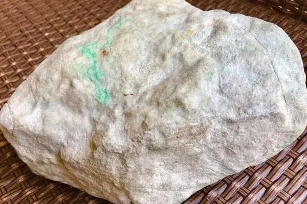 翡翠白皮原石价格多少一克 什么是白皮翡翠原石