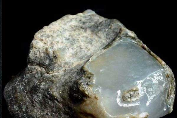 翡翠玻璃种的原石特点 玻璃种翡翠原石特点介绍