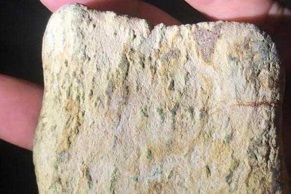 翡翠原石如何看皮色 怎么通过翡翠原石的皮壳鉴定品质