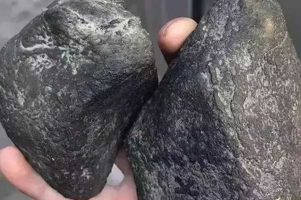 带石皮的翡翠原石怎么辨认的 带皮的翡翠原石如何鉴定