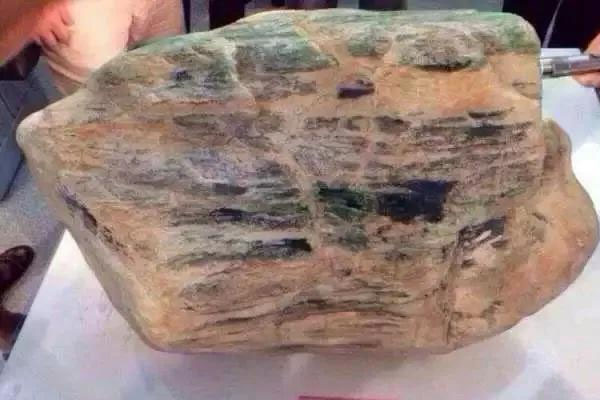 玛瑙原石与翡翠哪个硬 翡翠原石的硬度是多少