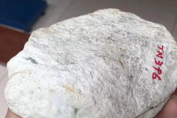 白盐沙翡翠原石的特点有哪些 怎么辨别翡翠原石的皮壳