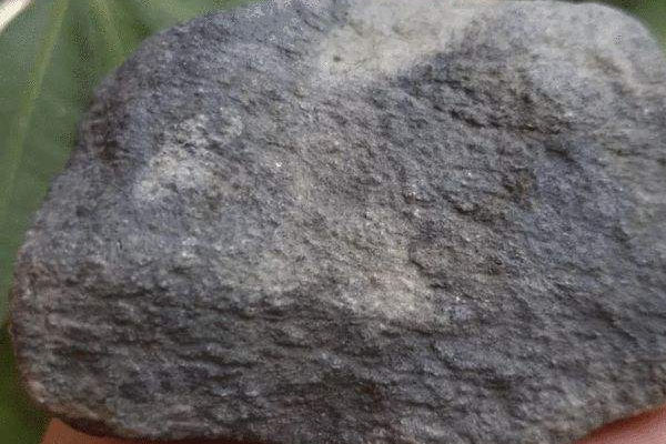 翡翠原石皮壳怎样看 翡翠原石不同皮壳的表现