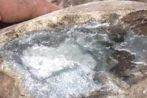 西双版纳山岩玉翡翠原石特点 山岩玉翡翠原石品质如何