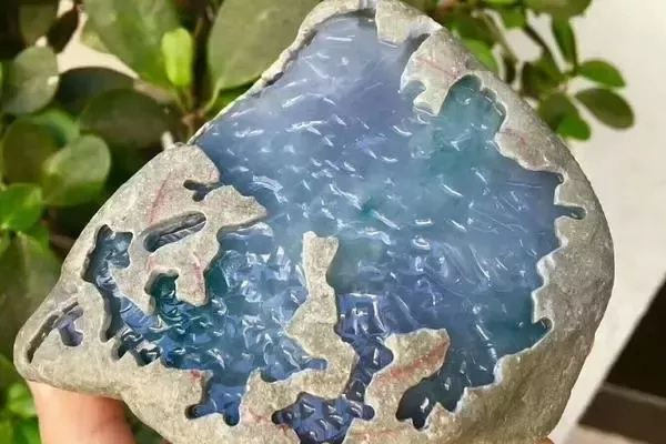 裂少的翡翠原石是哪个场口 翡翠原石的裂如何形成的？