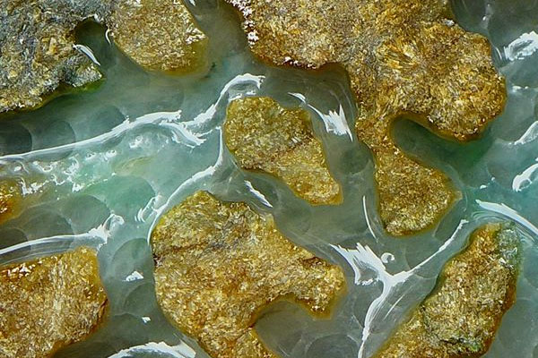 铁锈皮的翡翠原石是哪个产口 铁锈皮翡翠原石有什么特征