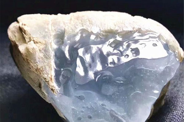 玻璃翡翠原石是怎么样的 玻璃种翡翠原石有着什么样的特征