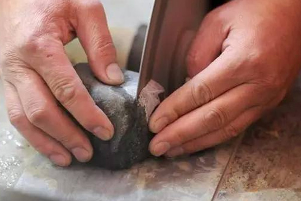 翡翠原石切割技巧第一刀在哪切 翡翠原石要怎样切